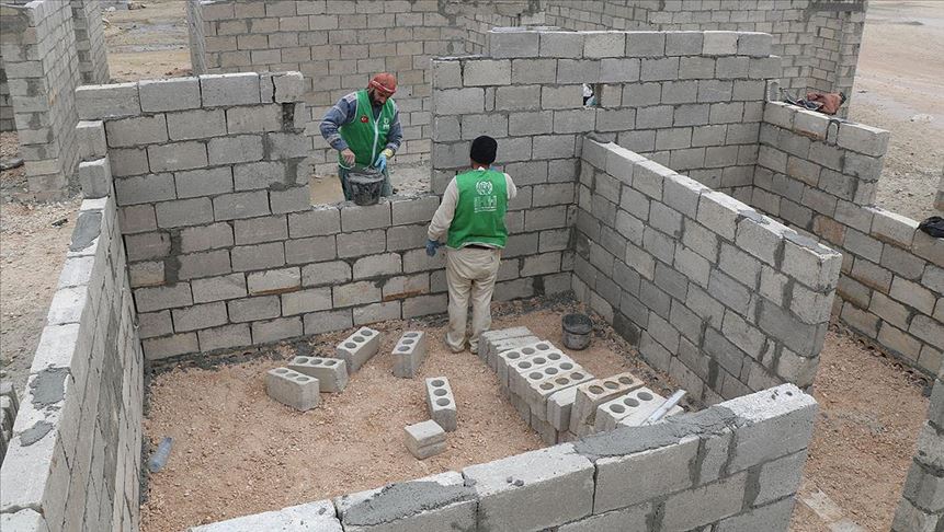 İHH İdlib’de briket ev inşasına başladı
