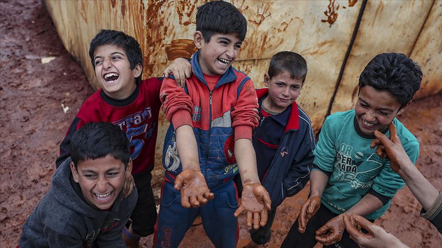 İdlib’de çamura batmış hüzünlü kampları çocuklar neşelendiriyor