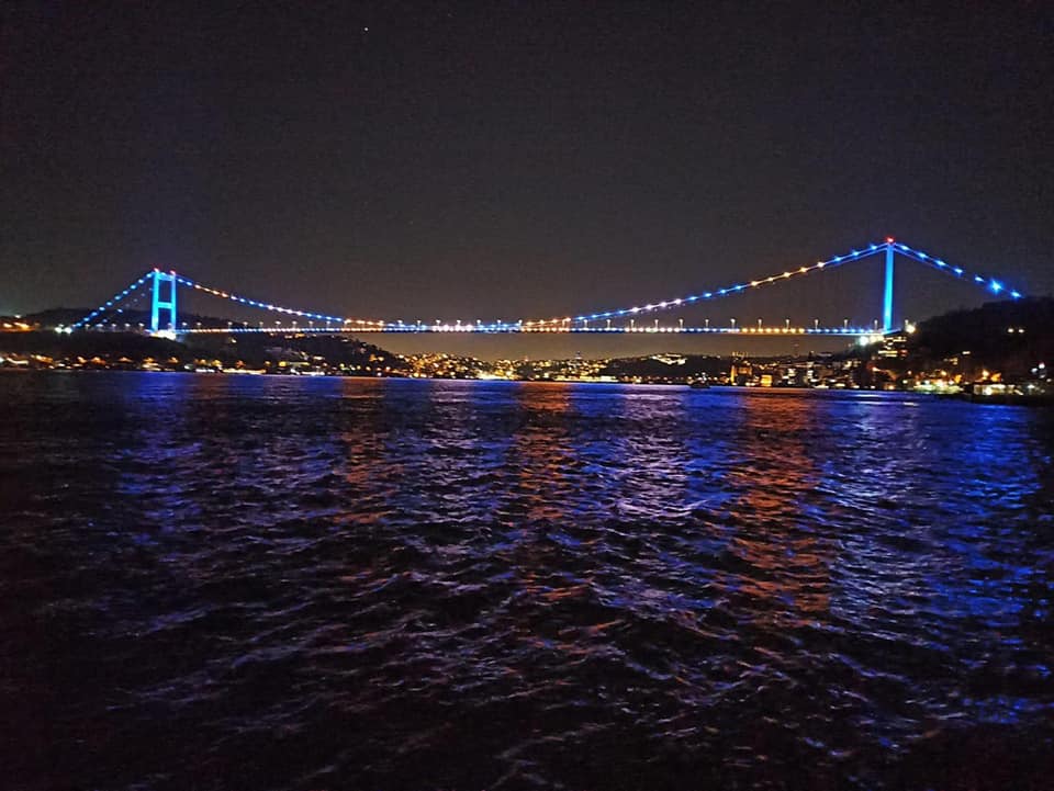 İstanbul Boğazı, Kosova bayrağının renklerine büründü