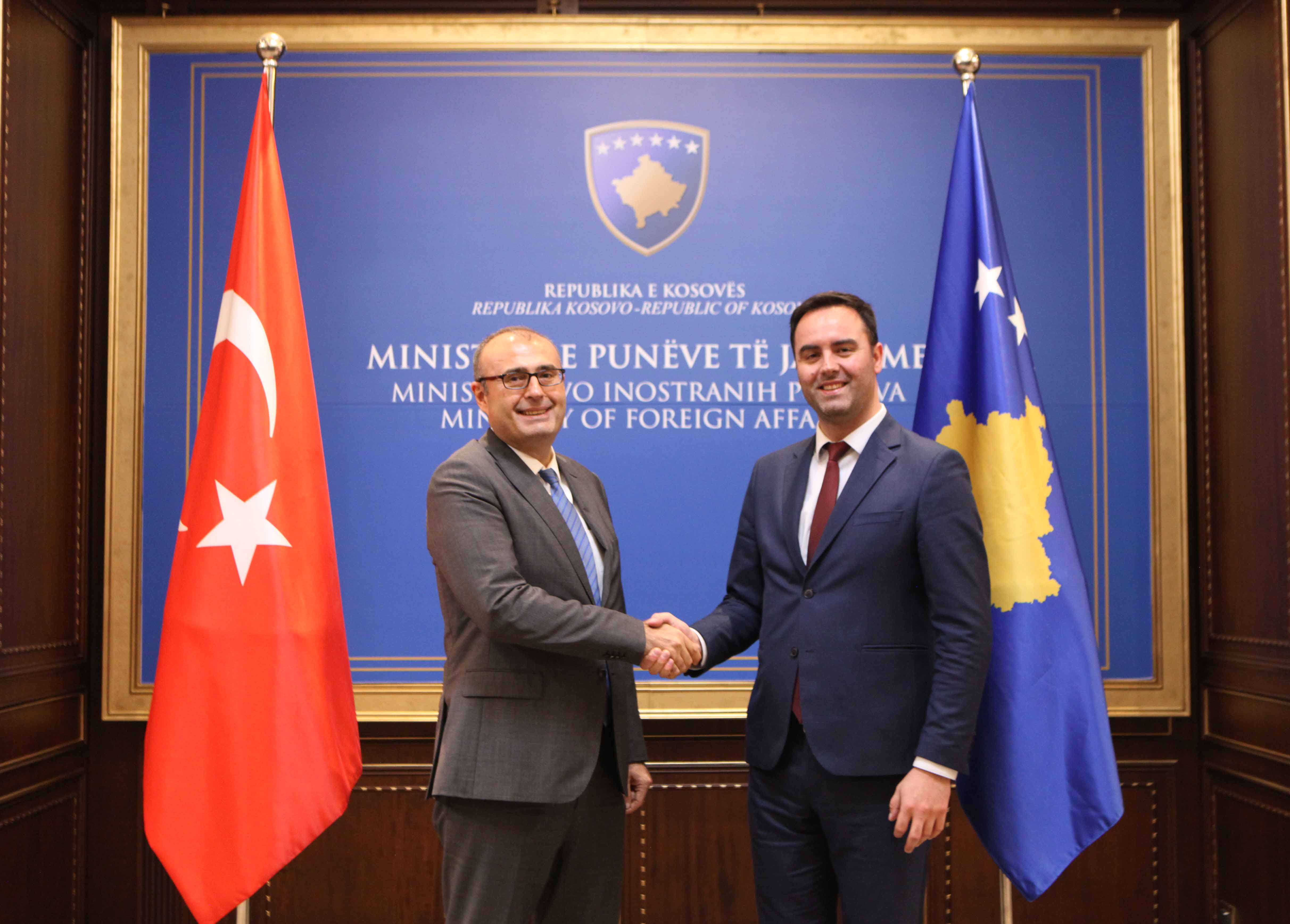 Kosova Dışişleri Bakanı Konjufca, Türkiye’nin Priştine Büyükelçisi Sakar’ı kabul etti