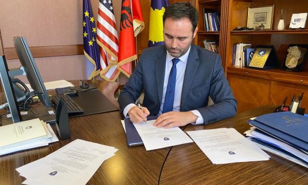 Kosova 14 ülkede görev yapan konsolosları görevden aldı