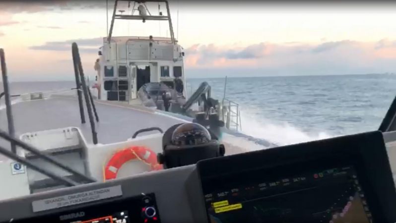 Yunan sahil güvenlik botu, Türk kara sularından çıkarıldı