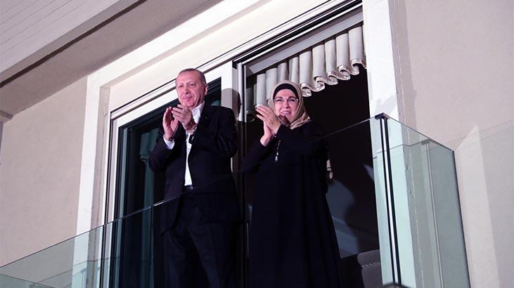 Cumhurbaşkanı Erdoğan ve eşi Emine Erdoğan sağlık personeline alkışlarla destek verdi