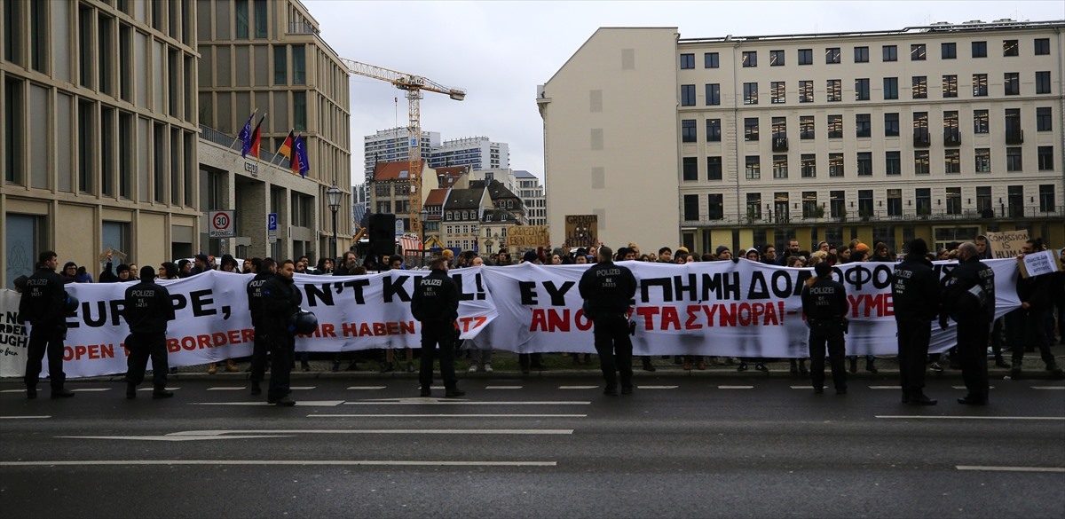 Merkel ve Miçotakis Berlin’de protesto edildi