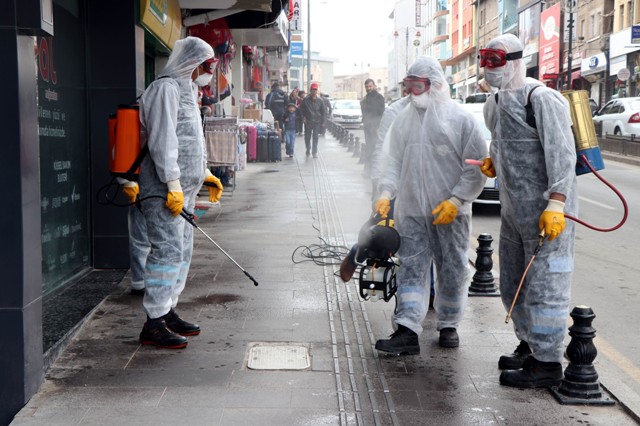 Priştine’de caddelerin dezenfekte çalışması başlıyor