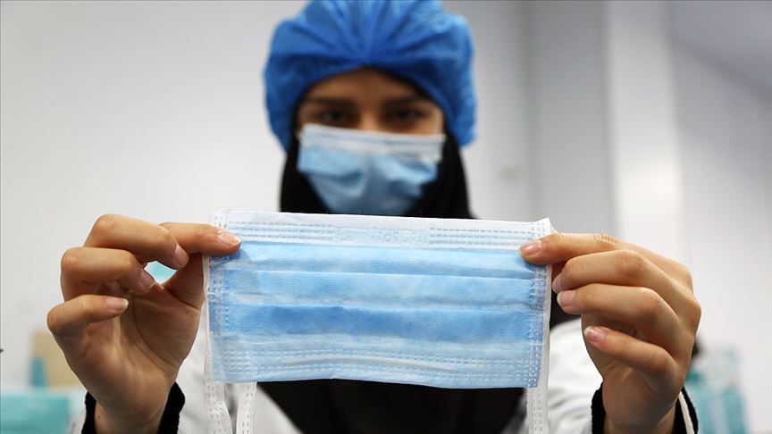 İran’da fabrikalar tıbbi maske yetiştirebilmek için 24 saat çalışıyor