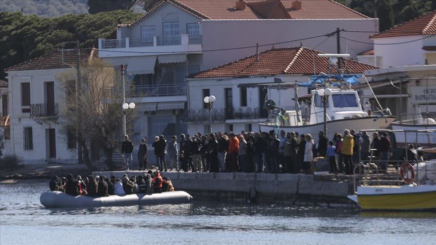Yunanistan’da aşırı sağcılar göçmenlerin karaya çıkışını engelleyip gazetecilere saldırdı