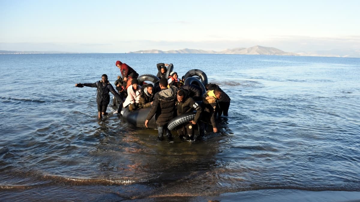 Yunan güvenlik güçleri düzensiz göçmen botlarını zorla geri döndürdü