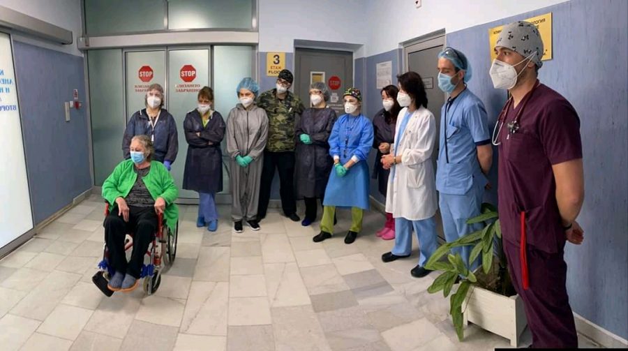 Bulgaristan’da 33 gün yoğun bakımda kalan 75 yaşındaki kadın koronavirüsü yendi