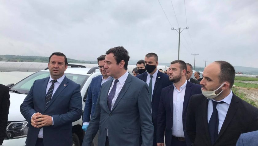 Kosova Başbakanı Kurti Mamuşa’da zarar gören tarım alanlarını ziyaret etti