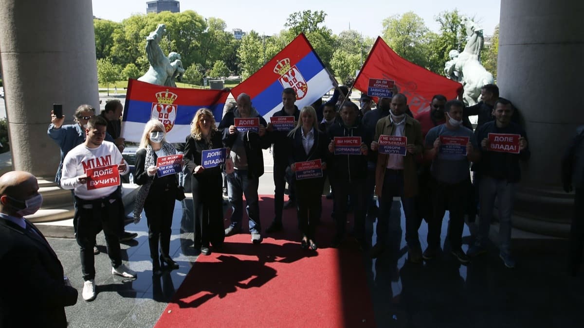 Sırbistan Meclisi önünde arbede yaşandı