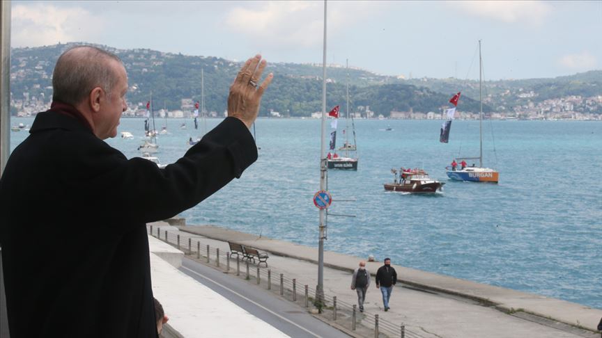 Cumhurbaşkanı Erdoğan fetih kutlamaları dolayısıyla Boğaz’dan geçen tekneleri selamladı