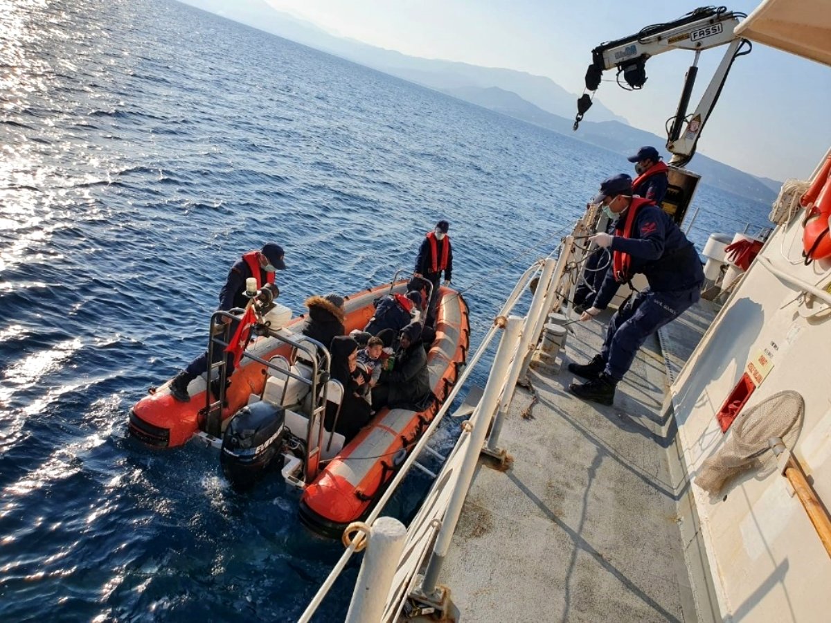 Yunanistan’ın denizde ölüme terk ettiği 22 sığınmacıyı Türk sahil güvenliği kurtardı