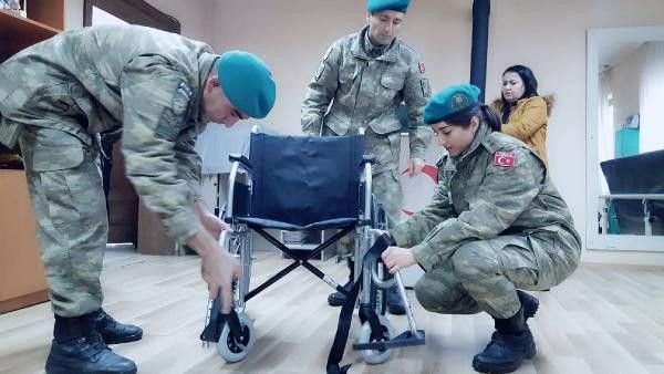 Türk askerinden Kosovalı çocuklara tekerlekli sandalye yardımı