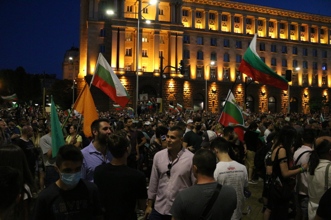 Bulgaristan’da binlerce vatandaş hükümetin ve Başsavcının istifasını istiyor