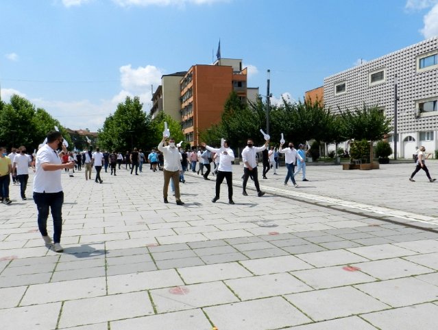 Kosova’da restoran ve kafe sahiplerinden anahtarlı protesto