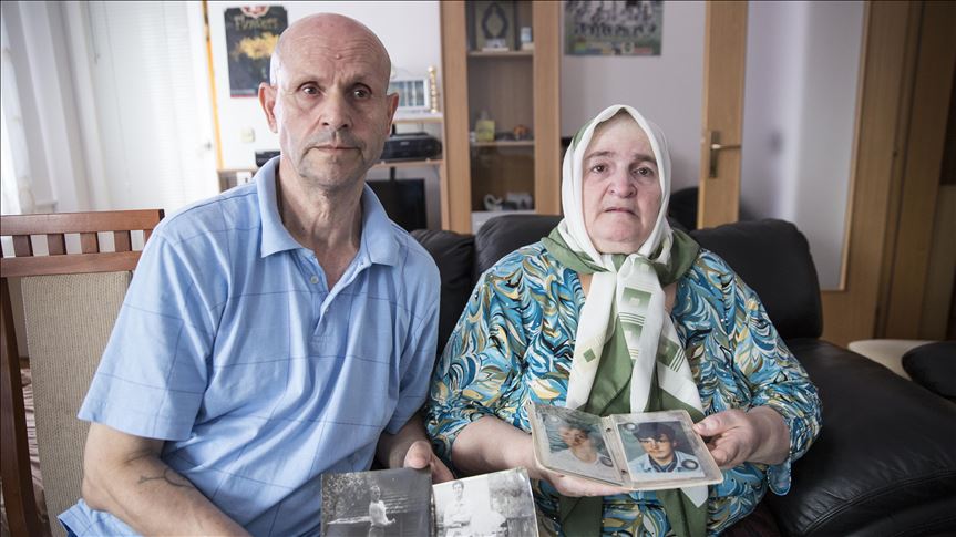 Srebrenitsa’da öldürülen bir oğlunu defnetmeye hazırlanan Boşnak aile, diğer oğlunuysa hala bulamadı
