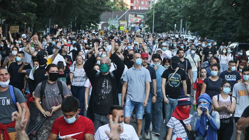 Sırbistan’da salgın tedbirlerinin tetiklediği protestolar, olaylı hükümet karşıtı gösterilere evrildi
