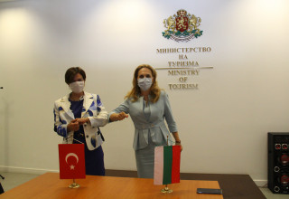 Bulgaristan Başbakan Yardımcısı Nikolova ve Türkiye’nin Sofya Büyükelçisi Sekizkök turizm alanında ikili ilişkileri görüştü