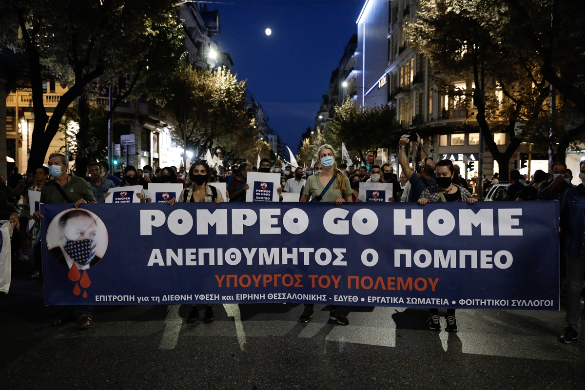 Yunanistan’da göstericiler, Pompeo’nun ülkeyi ziyaretini protesto etti, ABD bayrağını yaktı