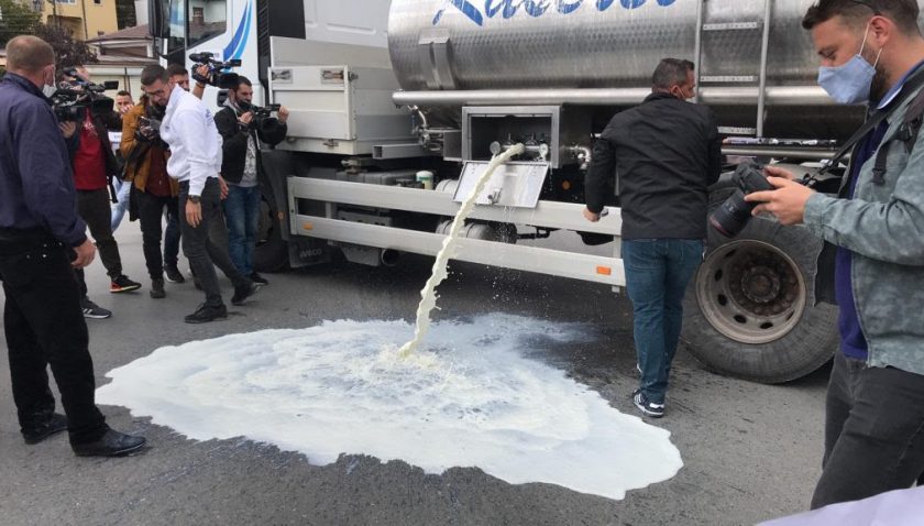 Kosova’da süt üreticilerinden protesto