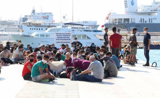 Ege Denizi’nde motoryatları su alan düzensiz göçmenleri, kuru yük gemisi kurtardı