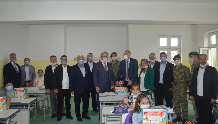 Kosova’da Türkçe yardımcı eğitim setlerinin dağıtımı sürüyor