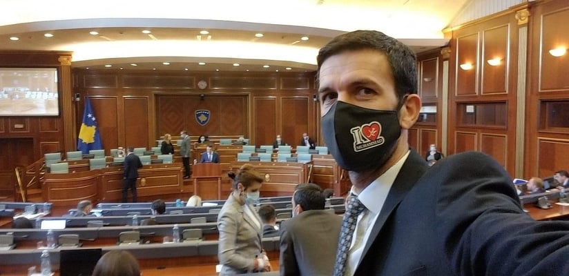 Kosova milletvekili “I Love Muhammed” yazılı maskeyle Meclis oturumuna katıldı