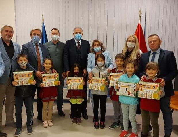 Yardımcı Eğitim Setleri Setleri Priştine’deki Türk öğrencilere dağıtıldı