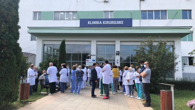Kosova’da sağlık çalışanlarından protesto