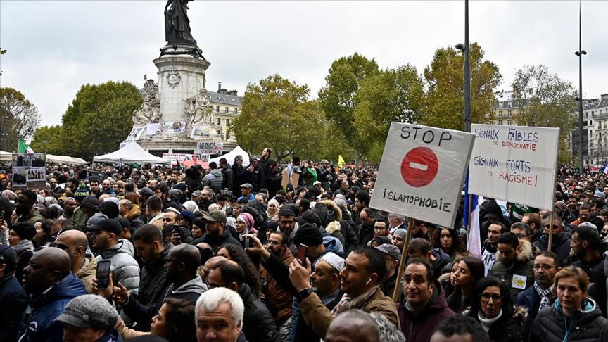 İslam dünyası, Hazreti Muhammed’e hakareti destekleyen Fransa’ya karşı tek ses oldu