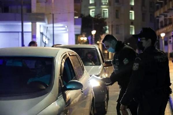 Yunanistan’da sokağa çıkma yasağı başladı
