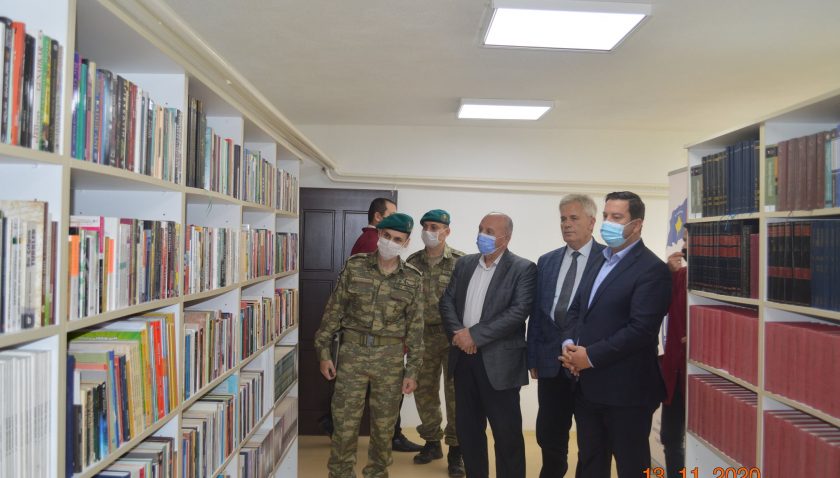 Türk askerinden Mamuşa’daki liseye kütüphane