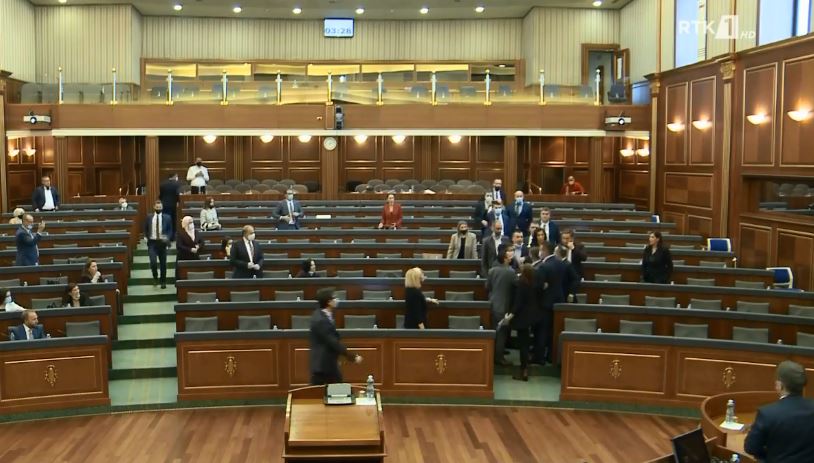 Kosova’da milletvekilleri birbirine girdi