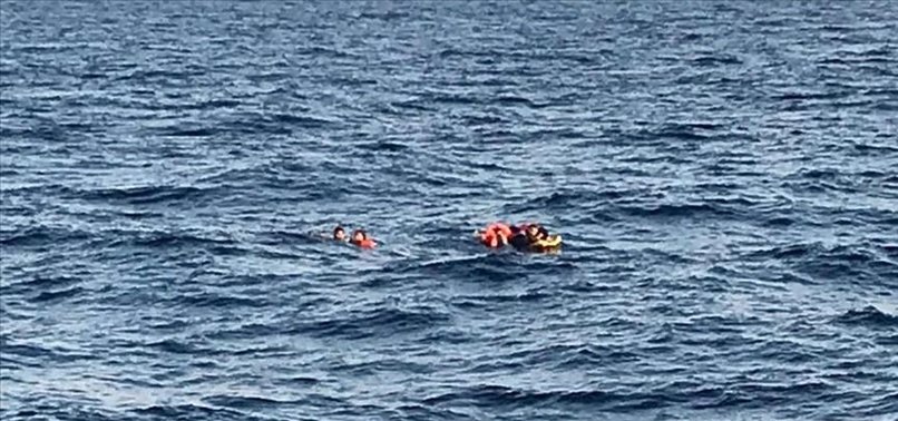 Yunanistan’ın Sisam Adası açıklarında düzensiz göçmen taşıyan bot battı: 1 ölü