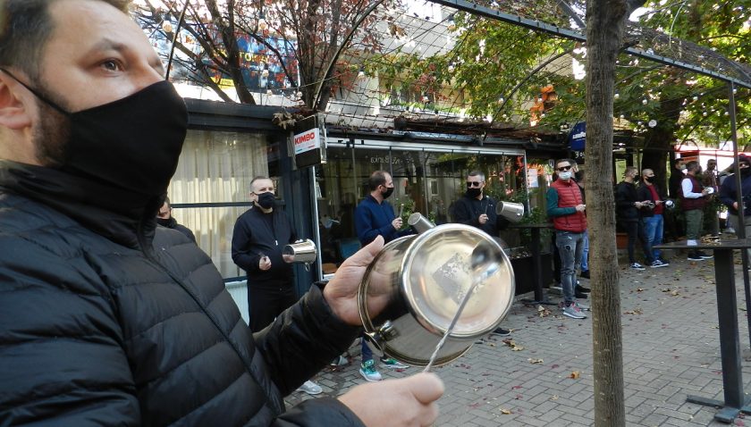 Kosova’da kafe ve restoran işletmecilerinden sembolik protesto eylemi