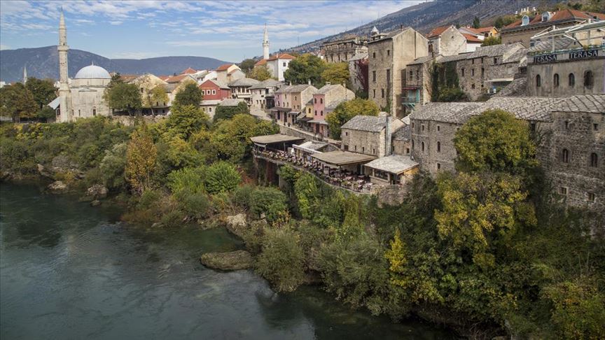 Mostar’ın tarihi çarşısındaki dükkanlar, salgın nedeniyle kapılarına kilit vuruyor