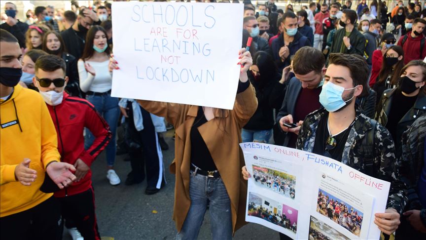 Arnavutluk’ta üniversite öğrencileri online eğitimi protesto etti