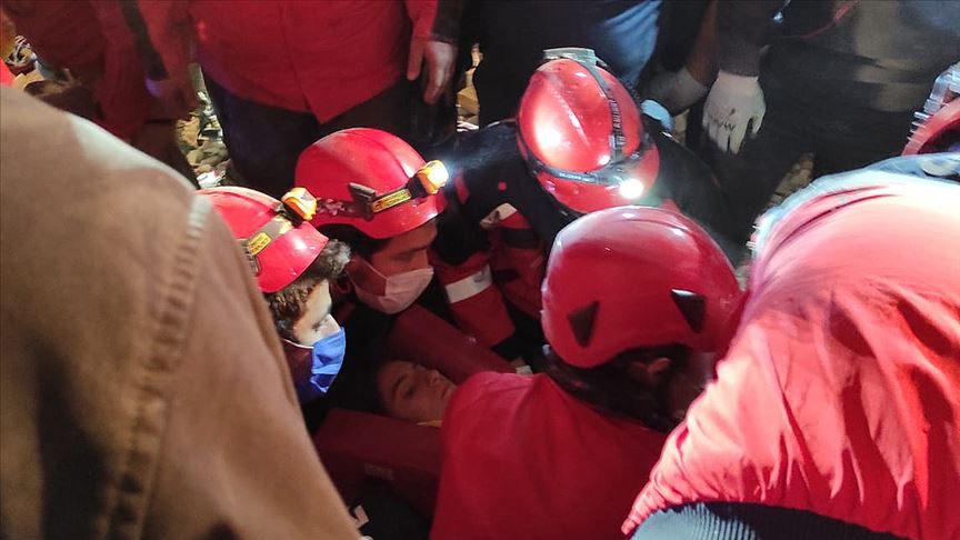 İzmir’deki depremden yaklaşık 58 saat sonra 14 yaşındaki İdil enkazdan yaralı çıkarıldı