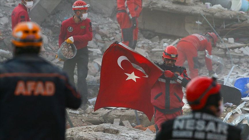 Enkaz çalışmalarında kurtarma ekibinden ‘Türk bayrağı’ hassasiyeti