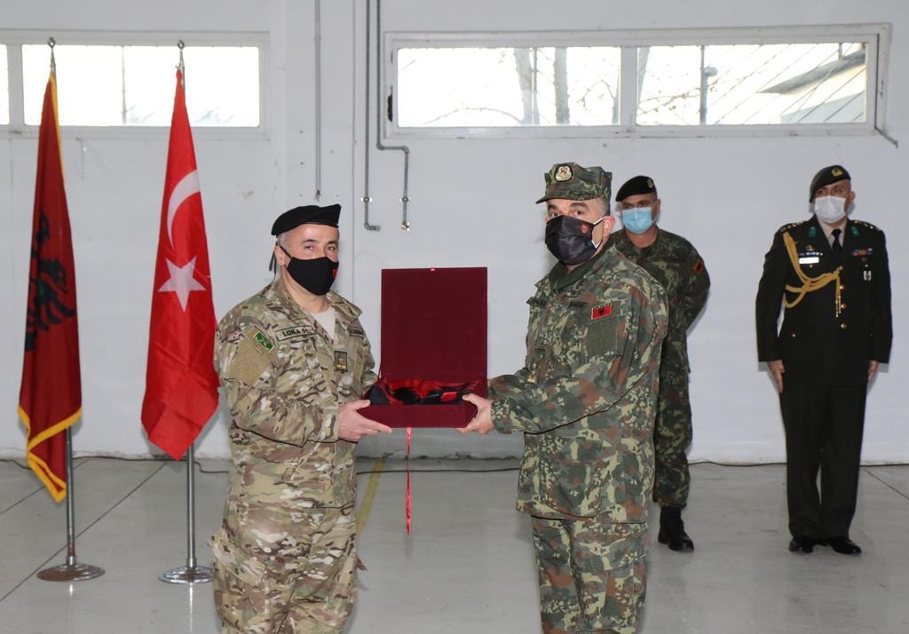 Türkiye’den Arnavutluk ordusuna piyade tüfeği ve üniforma desteği