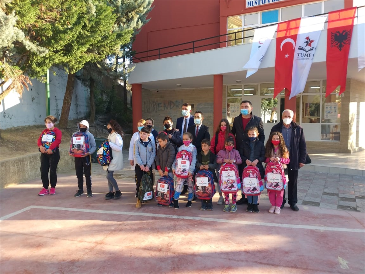 YTB’nin desteğiyle Arnavutluk’taki öğrencilere kırtasiye yardımı