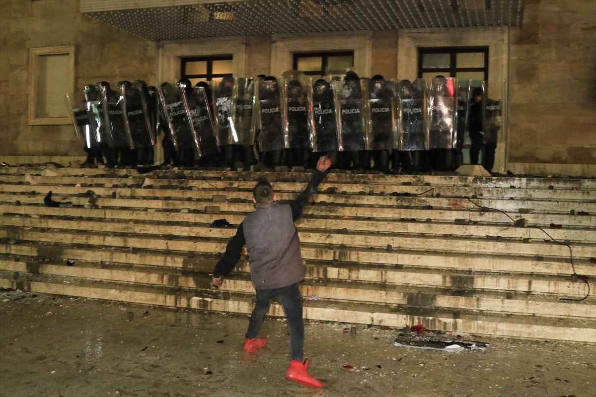 Arnavutluk’ta polisten kaçarken ölen genç için düzenlenen gösteride olaylar çıktı