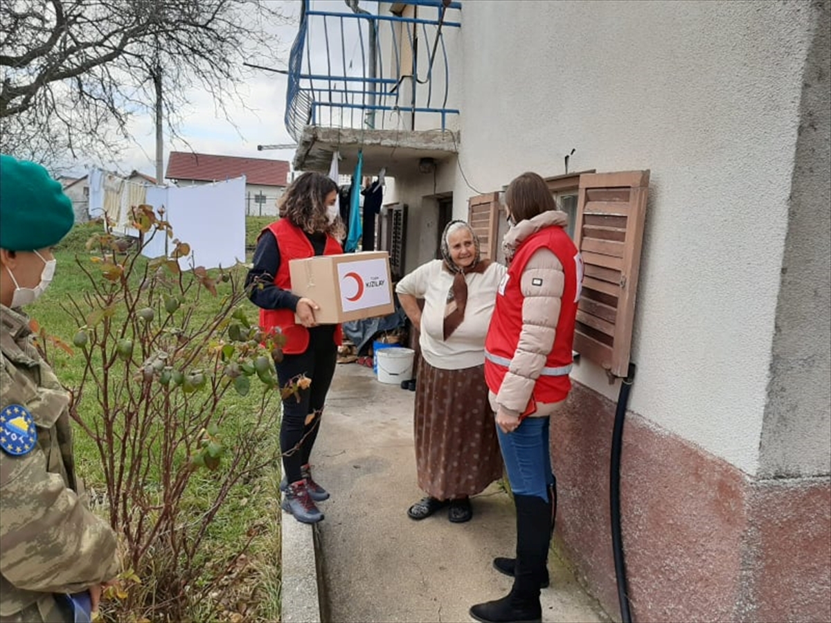 Türk Kızılay Bosna Hersek’te yakacak, gıda ve tablet yardımında bulundu