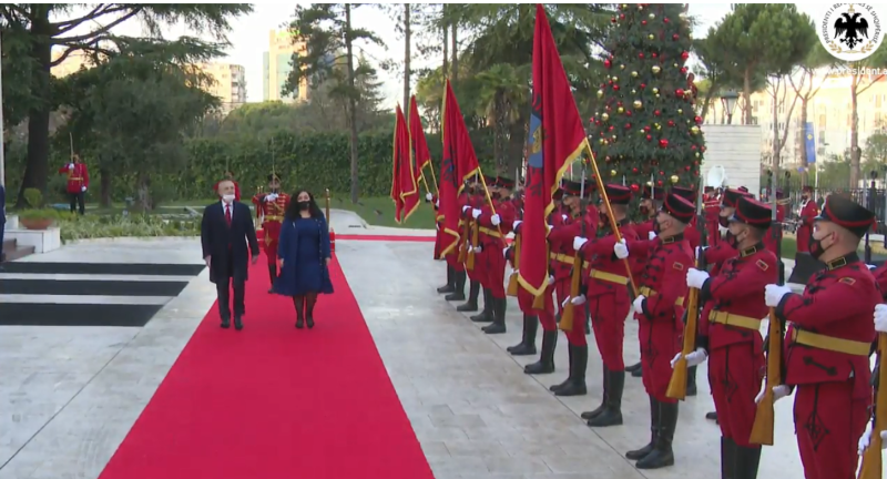Kosova Cumhurbaşkanı Vekili Osmani, Arnavutluk’ta resmi törenle karşılandı
