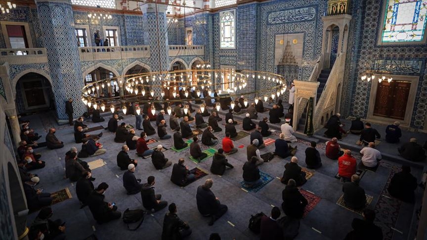 Türkiye vatandaşları, yarın evine en yakın camide cuma namazını kılabilecek