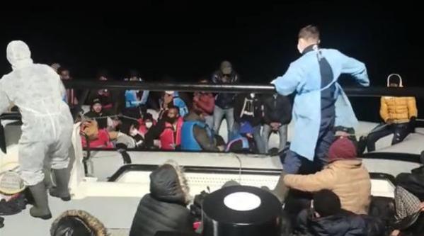 Yunanistan tarafından itilen lastik bottaki göçmenler kurtarıldı