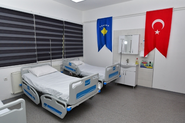 Türk askeri Elezhan’da Aile Sağlık Merkezi’ni yeniledi