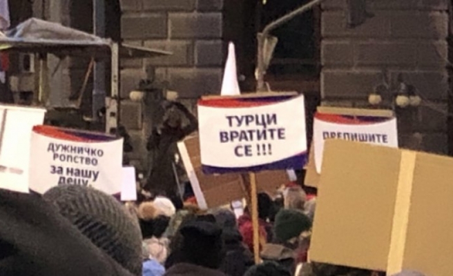 Belgrad’daki gösteride “Türkler geri dönün” pankartı