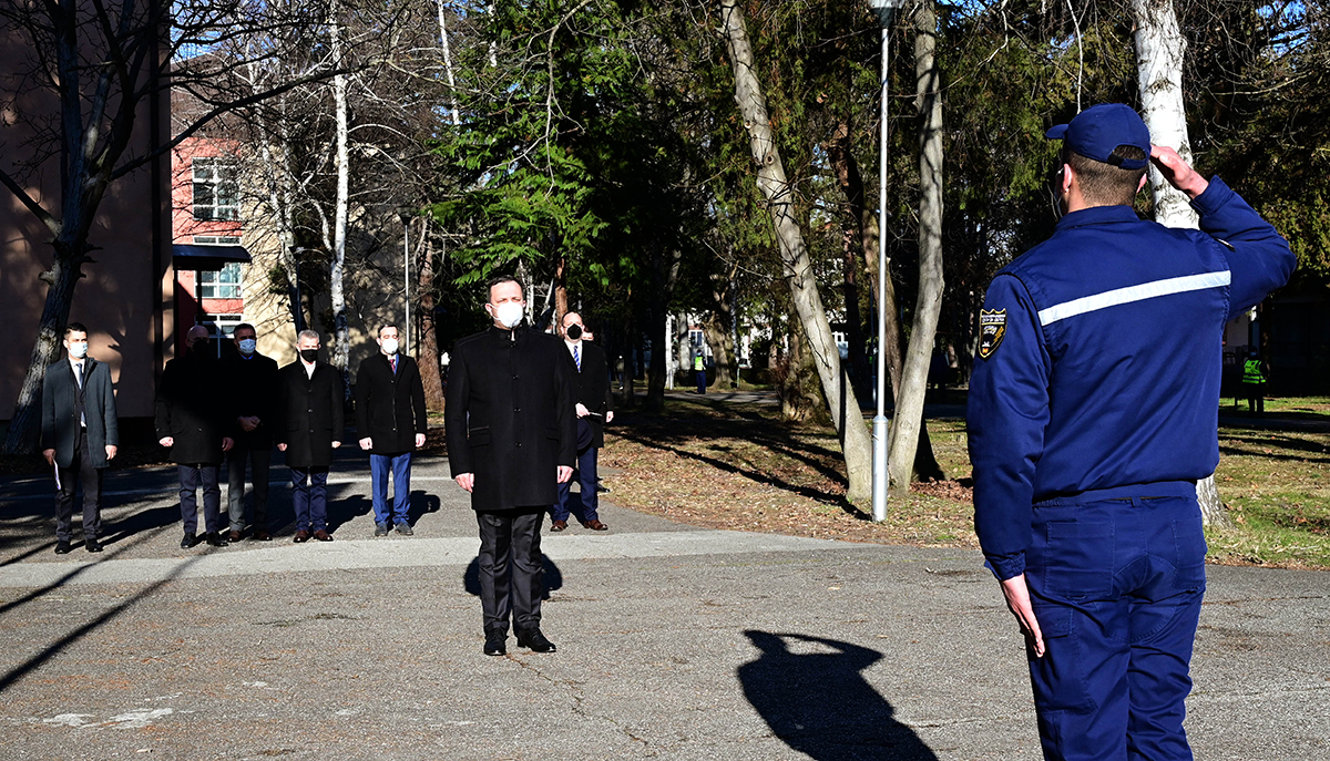 İçişleri Bakanı Spasovski’den polis adaylarına ziyaret